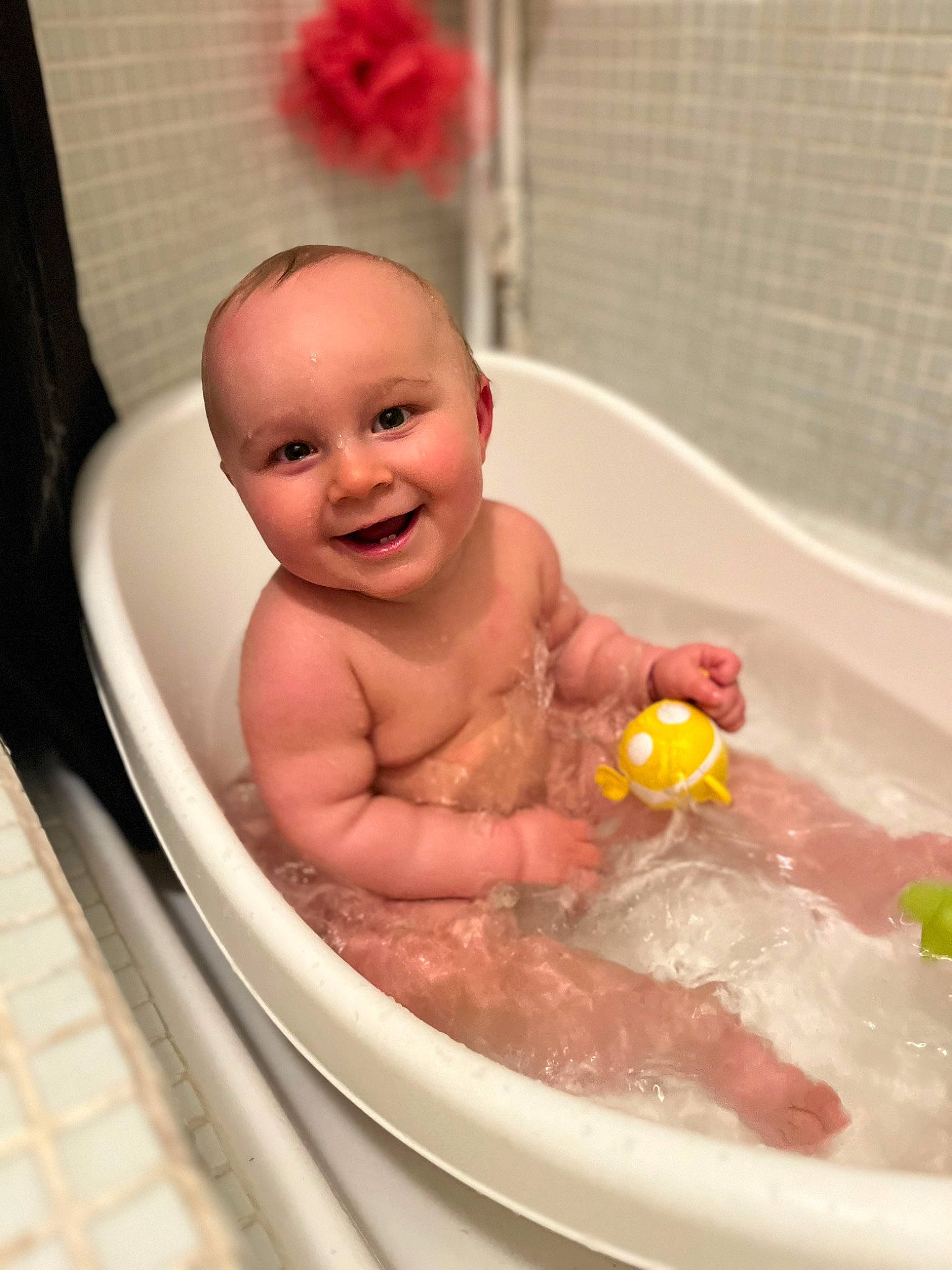 Tadeo a rejoint le concours — aidez-le/la à gagner de superbes lots ! baby, baby_bathing, baby_products, bath_toy, bathing, bathroom, bathtub, chest, child, fluid, fun, happy, joy, person, pink, plumbing, plumbing_fixture, room, skin, smile