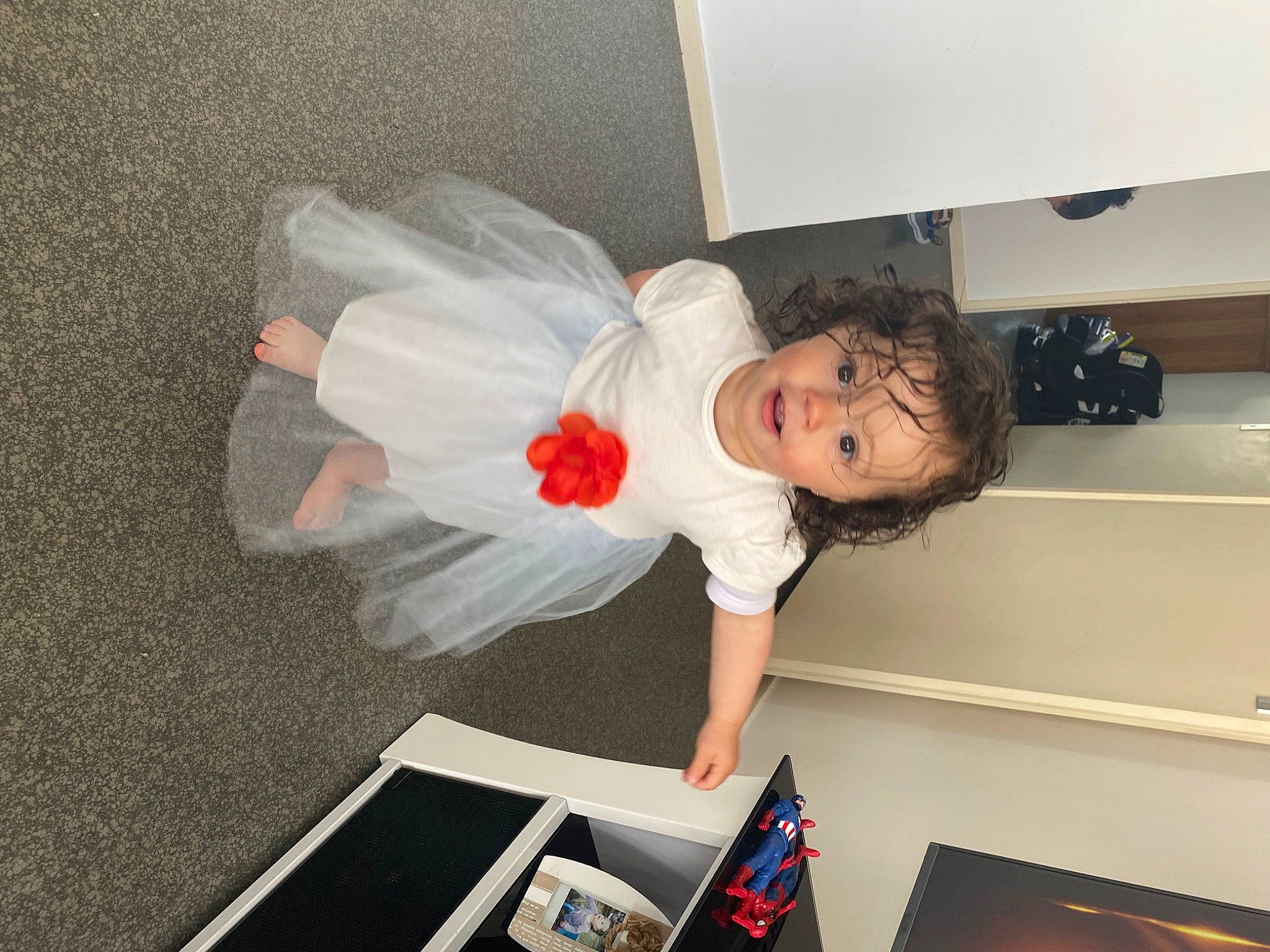 Sanaa participe au concours pour gagner de l'argent avec cette photo : arm, baby, baby_toddler_clothing, child, comfort, elbow, flooring, fun, head, home_appliance, person, room, t_shirt, toddler