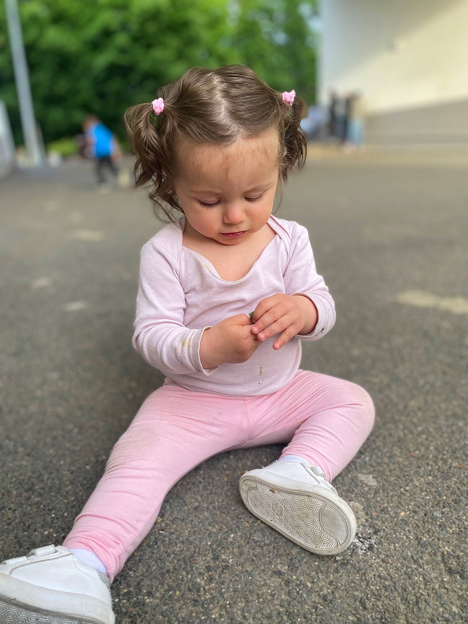 Sanaa a rejoint le concours — aidez-le/la à gagner de superbes lots ! asphalt, baby_toddler_clothing, beauty, child, fun, grass, hairstyle, happy, leisure, person, pink, plant, public_space, shoe, sleeve, smile, sneakers, standing, summer, toddler