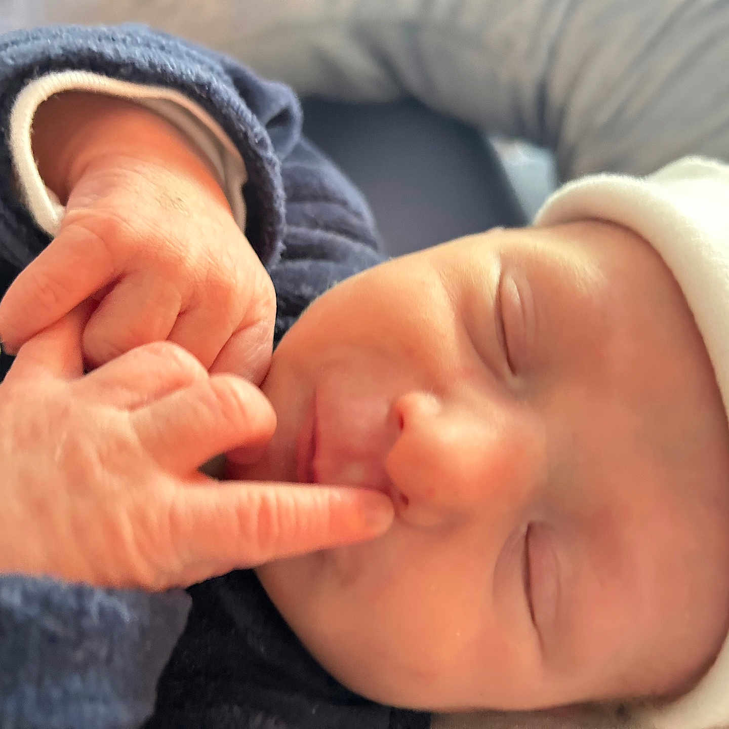 Ezio participe au concours pour gagner de l'argent avec cette photo : baby, blanket, bodypart, bonnet, clothing, face, finger, hand, happy, hat, head, newborn, person, sleeping, smile