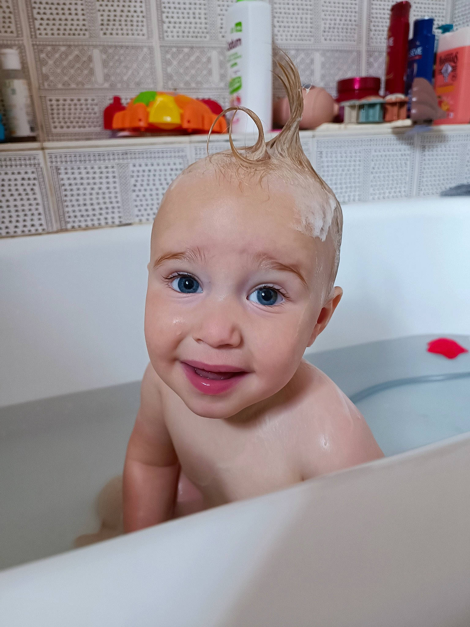 Marvin a rejoint le concours — aidez-le/la à gagner de superbes lots ! baby, baby_bathing, bathing, bathroom, bathtub, cheek, ear, eye, eyelash, fluid, fun, happy, nose, person, plumbing, plumbing_fixture, skin, smile, thumb, toddler