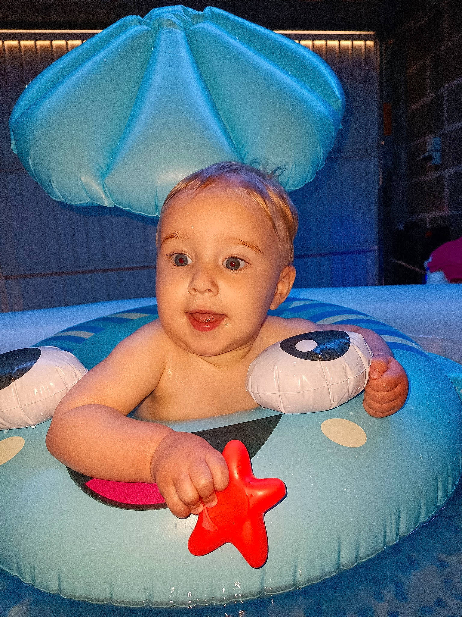 Marvin participe au concours pour gagner de l'argent avec cette photo : baby, baby_playing_with_toys, bathing, blue, cake, cake_decorating, cake_decorating_supply, child, finger, fun, happy, icing, leisure, lighting, mouth, organ, person, pink, product, red