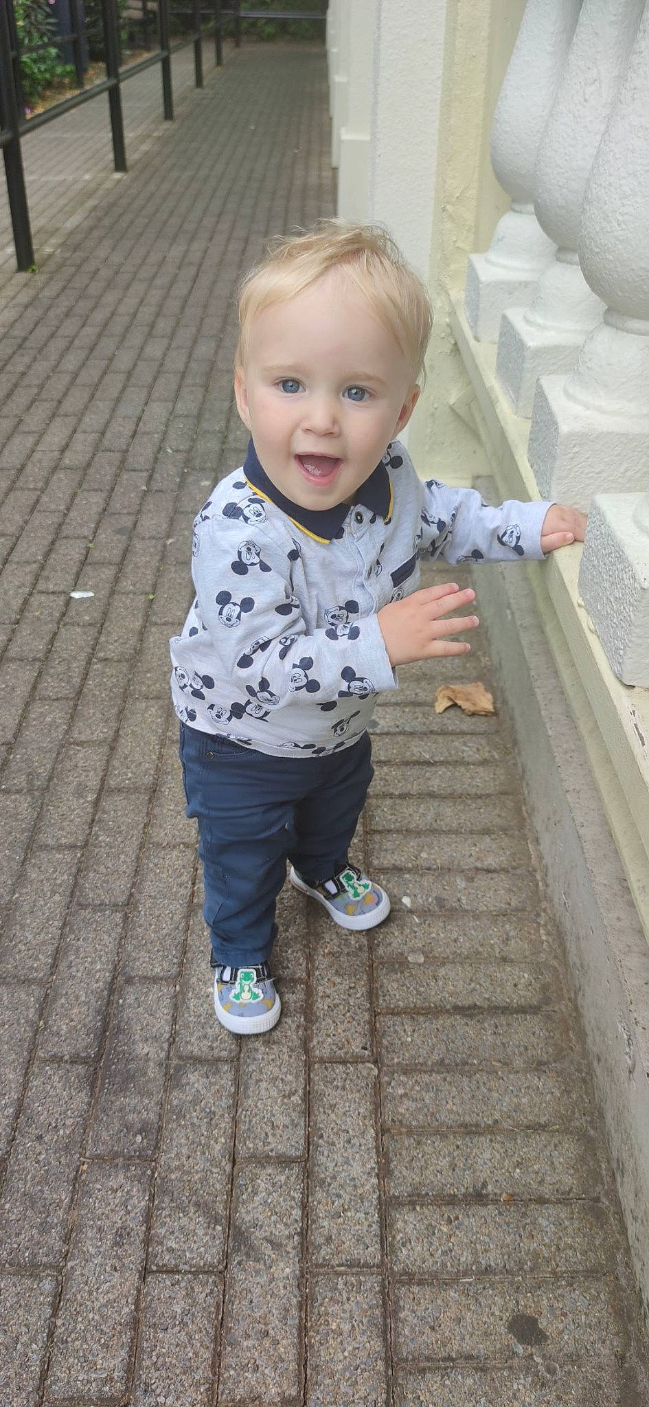 Marvin a rejoint le concours — aidez-le/la à gagner de superbes lots ! baby, baby_toddler_clothing, cheek, clothing, eye, face, flooring, grass, hair, hairstyle, happy, head, leg, person, shoe, sleeve, smile, sneakers, standing, toddler