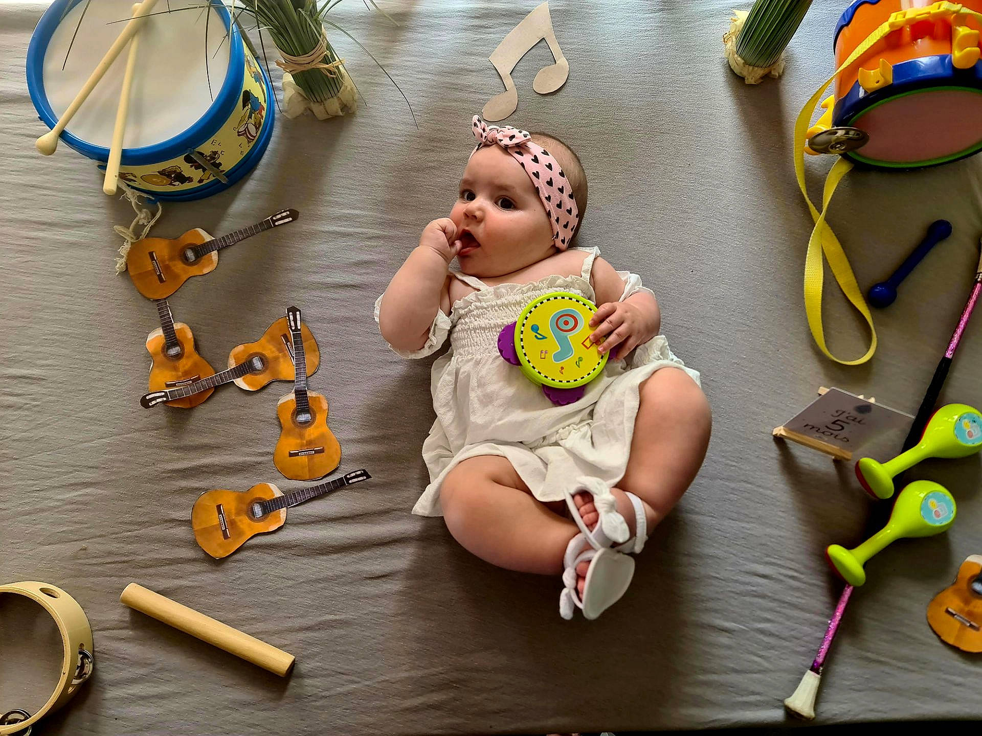 Alyannah participe au concours pour gagner de l'argent avec cette photo : baby, baby_toddler_clothing, baby_toys, child, drum, fashion_accessory, fun, happy, headwear, idiophone, jewellery, membranophone, musical_instrument, person, play, room, sitting, stuffed_toy, toddler, toy