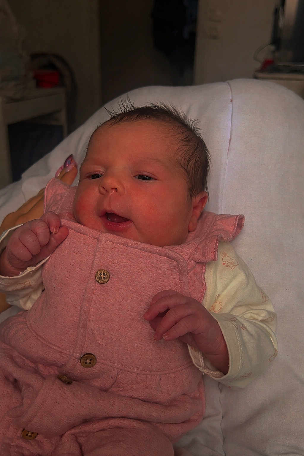 Lexya a rejoint le concours — aidez-le/la à gagner de superbes lots ! baby, newborn, infant, pink_outfit, clothing, hand, person, face, cute, lying_down, cushion, indoor, skin, small_hands, buttoned_clothes, sleepy, soft_lighting, portrait, resting, cozy