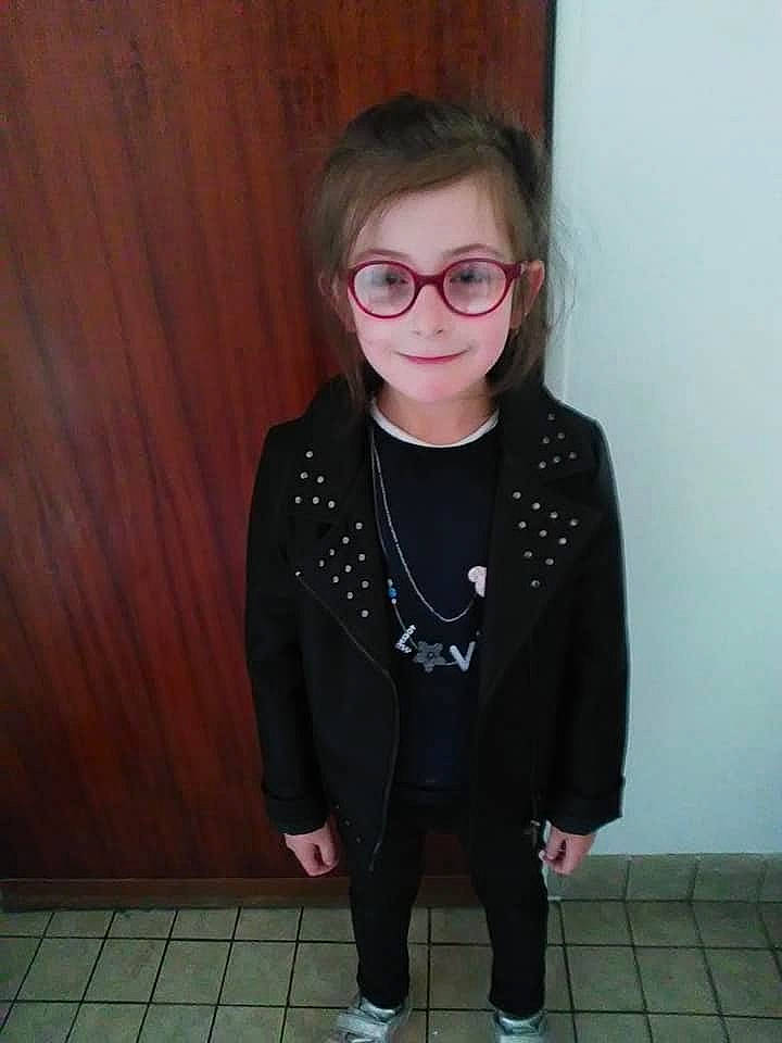 Jade a rejoint le concours — aidez-le/la à gagner de superbes lots ! black_hair, cool, eyewear, fashion_accessory, glasses, jacket, neck, outerwear, person, sleeve, snapshot, top, vision_care