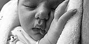Magnus participe au concours pour gagner de l'argent avec cette photo : baby, newborn, sleeping, black_and_white, close_up, infant, blanket, cuddle, peaceful, soft_texture, face, hand, cute, portrait, clothing, rest, cozy, young_child, toddler, quiet