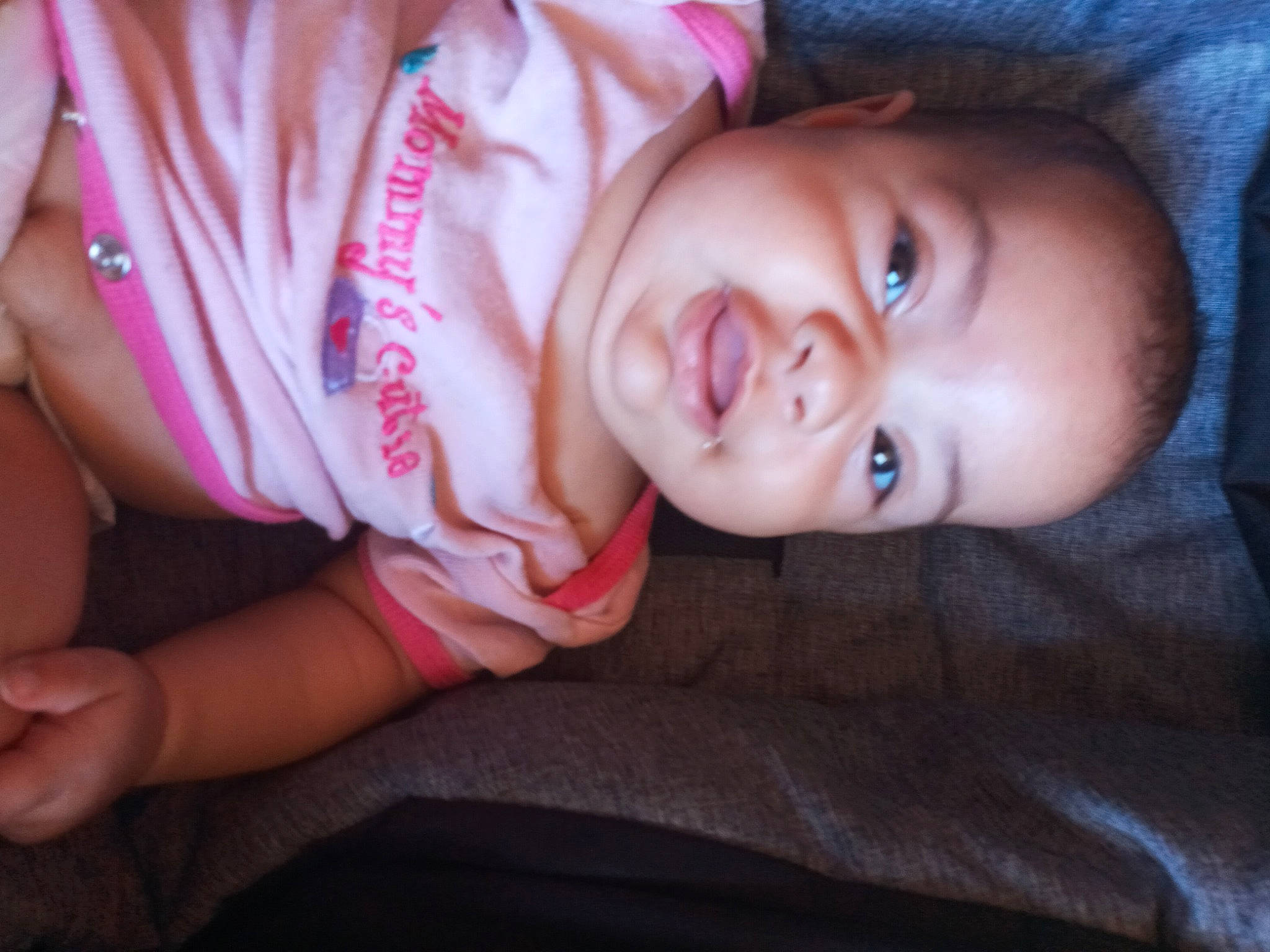 Gladys a rejoint le concours — aidez-le/la à gagner de superbes lots ! baby, beauty, cheek, child, chin, cool, ear, eye, face, finger, fun, hand, head, lip, mouth, muscle, nose, person, pink, skin