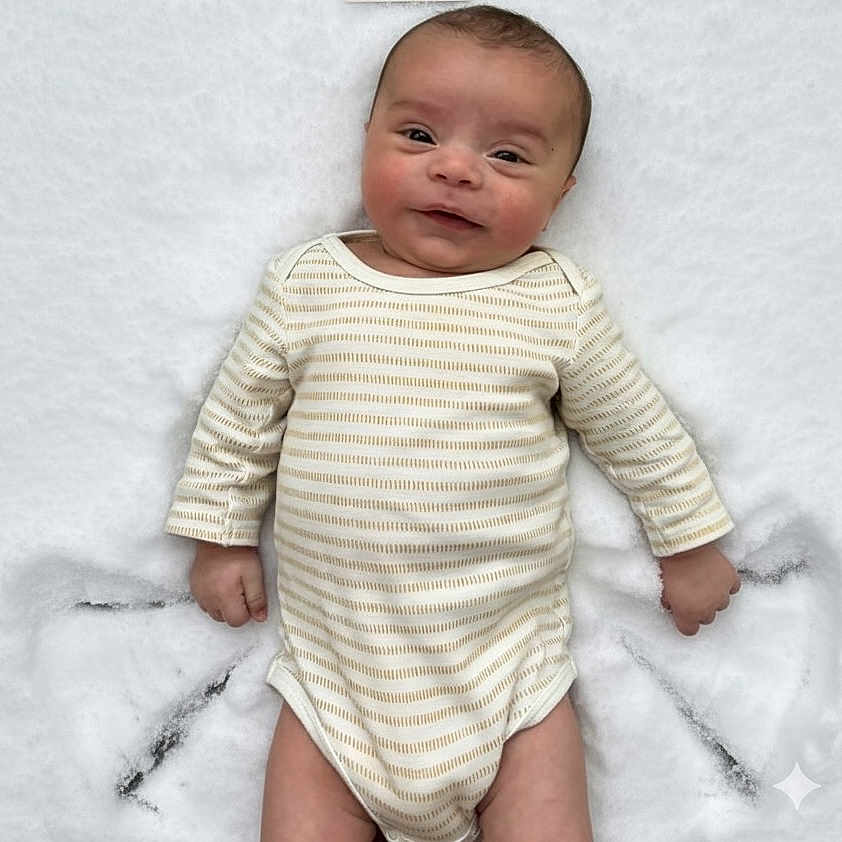 Gabriel a rejoint le concours — aidez-le/la à gagner de superbes lots ! baby, child, cozy, cute, face, hands, happy, head, indoors, infant, legs, lying_down, newborn, onesie, portrait, skin, smile, soft_texture, striped_clothing, white_background
