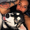 Kïara a rejoint le concours — aidez-le/la à gagner de superbes lots ! dog, husky, siberian_husky, pet, woman, portrait, selfie, blue_eyes, open_mouth, smiling, black_and_white, fur, collar, tattoo, bed, bedding, indoors, close_up, companion, cozy