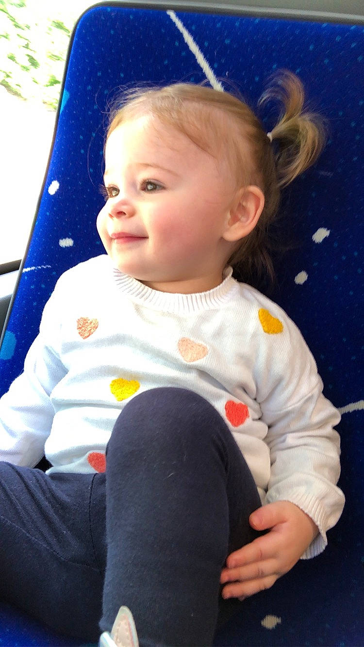 Lysie a rejoint le concours — aidez-le/la à gagner de superbes lots ! baby, baby_toddler_clothing, blond, cheek, child, chin, cool, electric_blue, fun, grass, hairstyle, happy, head, lip, person, skin, sleeve, smile, t_shirt, toddler