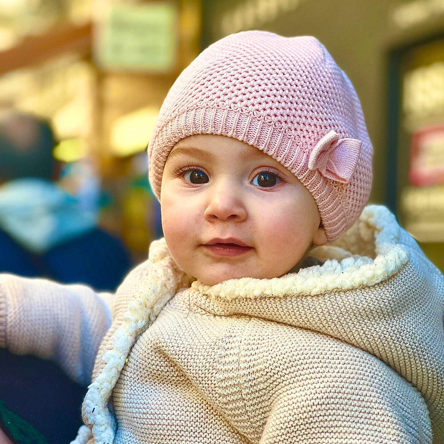 Monika participe au concours pour gagner de l'argent avec cette photo : baby, bow, child, closeup, cream_jacket, curious, cute, face, innocent, knit_hat, knit_jacket, outdoor, person, pink_hat, portrait, soft_focus, urban_background, warm_clothing, winter_wear, young_child