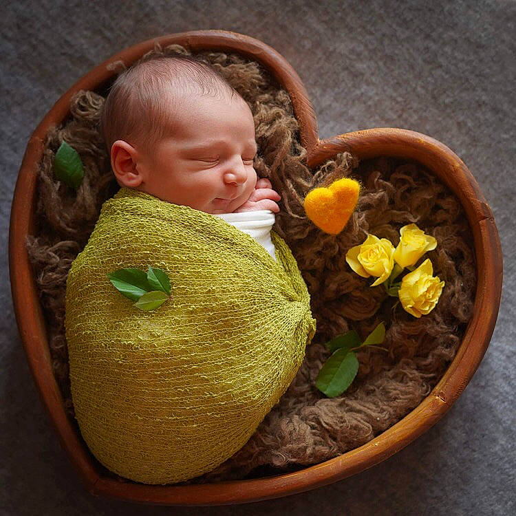 Amaury a rejoint le concours — aidez-le/la à gagner de superbes lots ! baby, baby_toddler_clothing, basket, child, comfort, eye, flowerpot, grass, headgear, leaf, people_in_nature, person, plant, textile, toddler, toy, tree, wicker, wood, wool