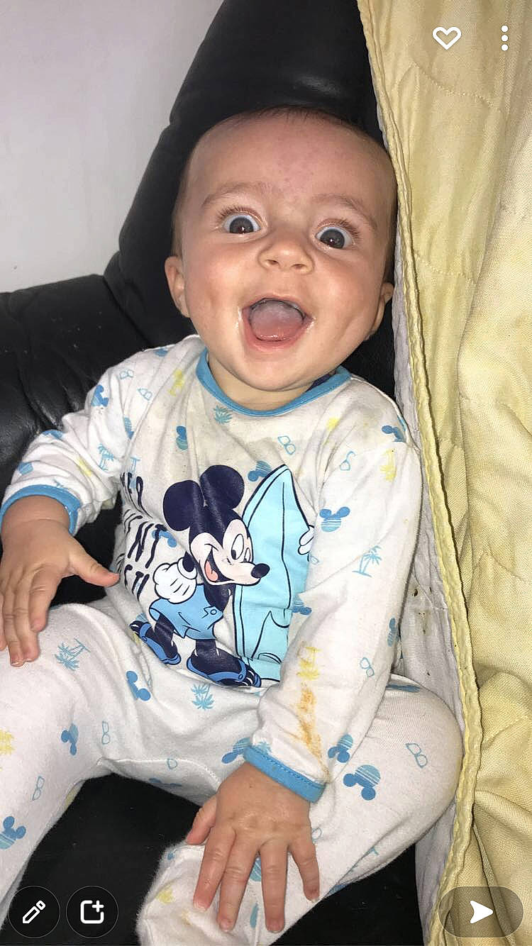 Mayron a rejoint le concours — aidez-le/la à gagner de superbes lots ! azure, baby_toddler_clothing, cheek, chin, comfort, eye, face, facial_expression, hairstyle, hand, head, human, human_body, mouth, nose, organ, person, skin, sleeve, smile