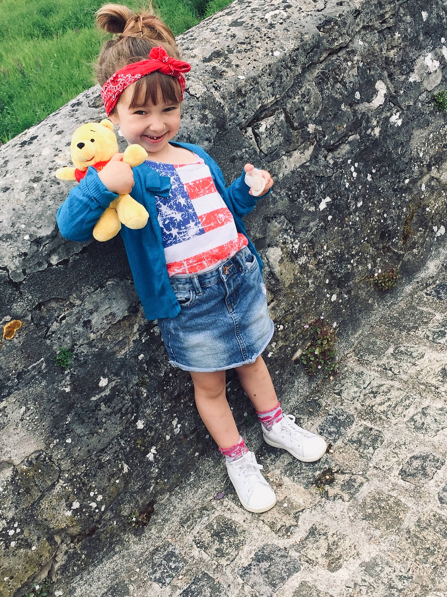 Kayline participe au concours pour gagner de l'argent avec cette photo : child, denim, footwear, fun, jeans, joy, leg, leisure, person, plant, play, shoe, shorts, soil, t_shirt, textile, toddler, tourism, tree, vacation