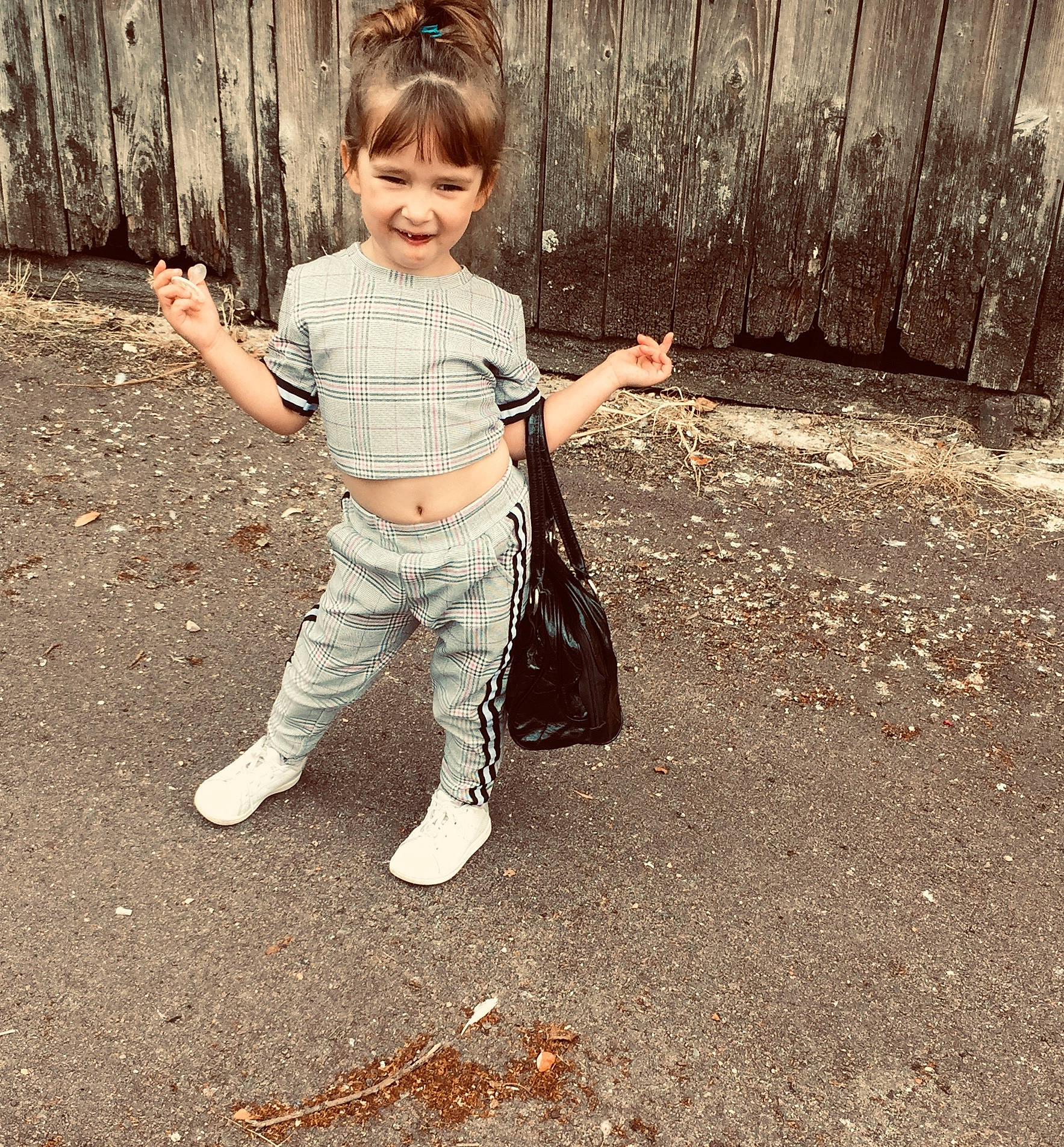 Kayline a rejoint le concours — aidez-le/la à gagner de superbes lots ! child, hand, joy, leaf, person, plant, play, shoe, standing, toddler, tree