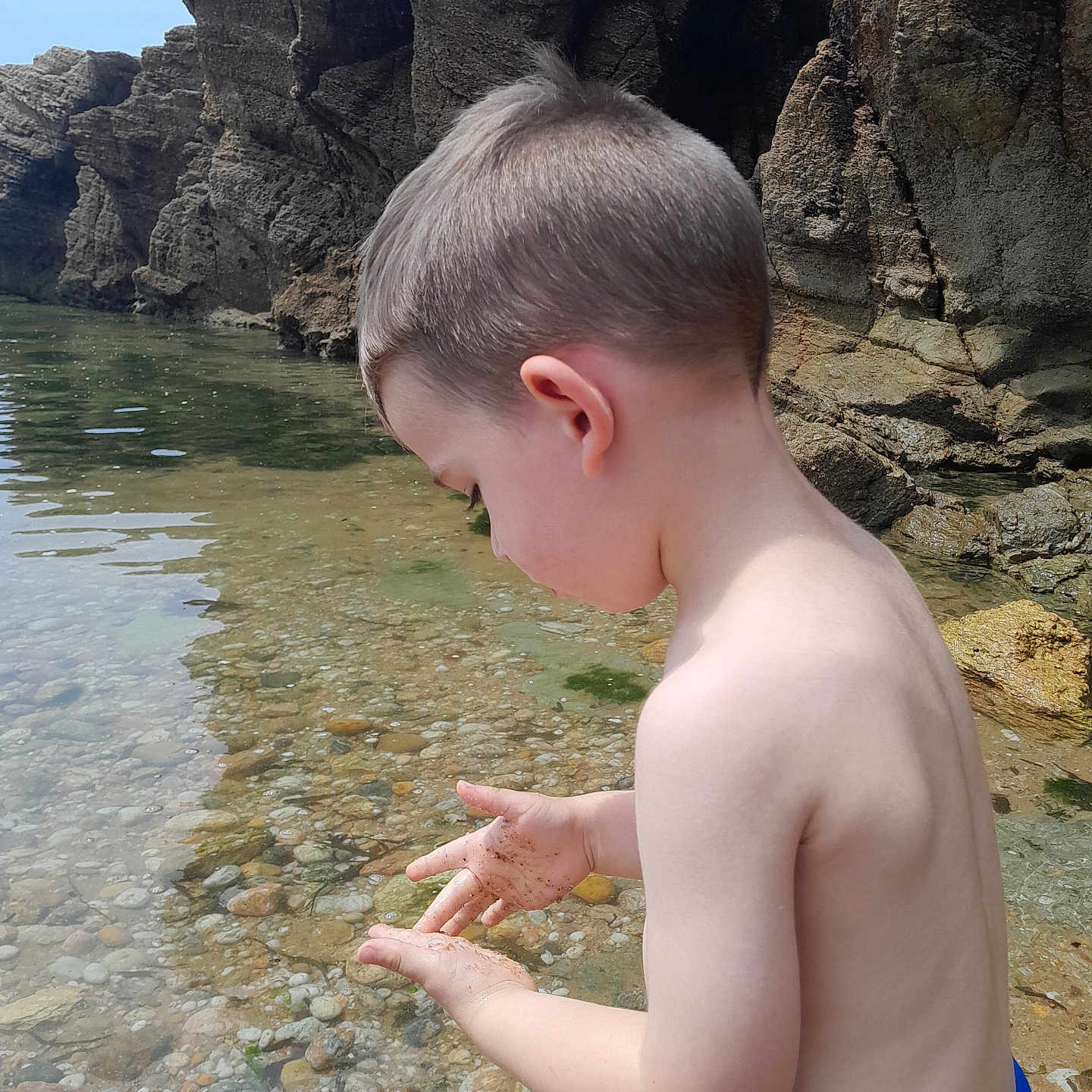 Sohan a rejoint le concours — aidez-le/la à gagner de superbes lots ! back, beach, bodypart, boy, child, cliff, coast, face, finger, hand, head, nature, outdoors, person, photography, portrait, rock, sea, shoreline, water