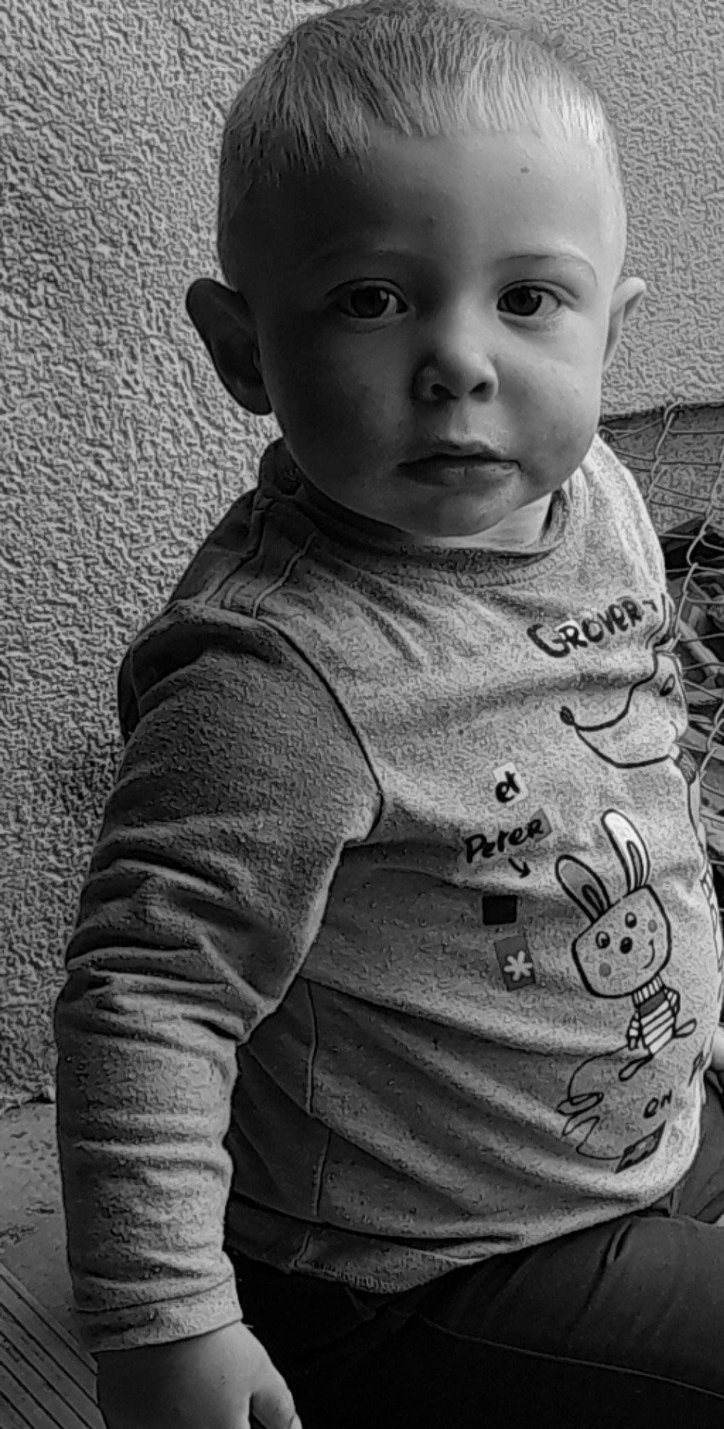 Tayler a rejoint le concours — aidez-le/la à gagner de superbes lots ! arm, black, cheek, chin, eye, face, forehead, grey, hairstyle, head, iris, lip, neck, nose, outerwear, person, shoulder, skin, sleeve, standing