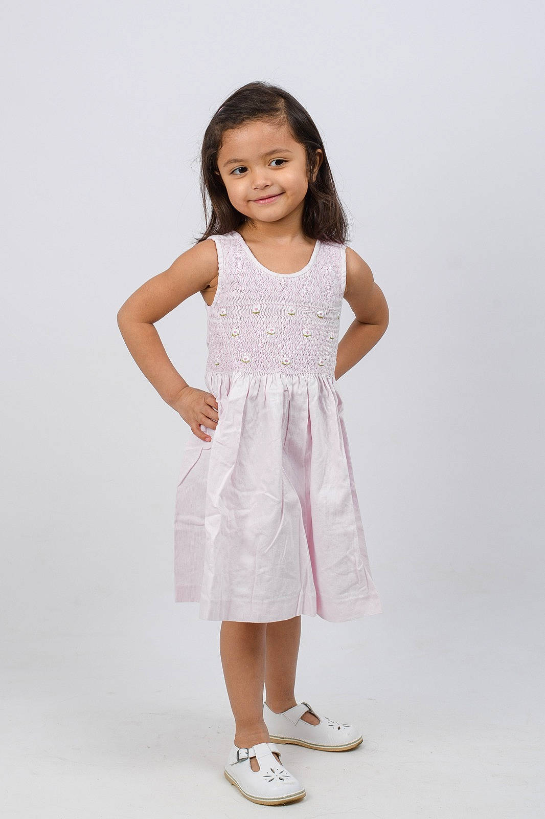 Chloé participe au concours pour gagner de l'argent avec cette photo : baby_toddler_clothing, day_dress, dress_shirt, face, fashion_design, footwear, gesture, hair, head, human_body, joy, knee, neck, outerwear, person, shoulder, sleeve, smile, street_fashion, t_shirt