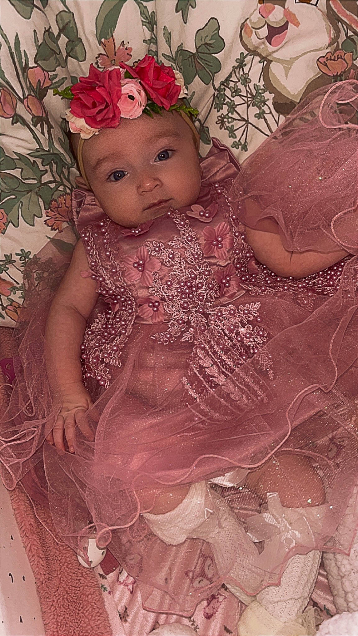 Louna a rejoint le concours — aidez-le/la à gagner de superbes lots ! art, baby_toddler_clothing, chest, cut_flowers, dress, embellishment, event, flower, hair_accessory, head, headgear, headpiece, headwear, jewellery, magenta, pattern, peach, person, petal, pink