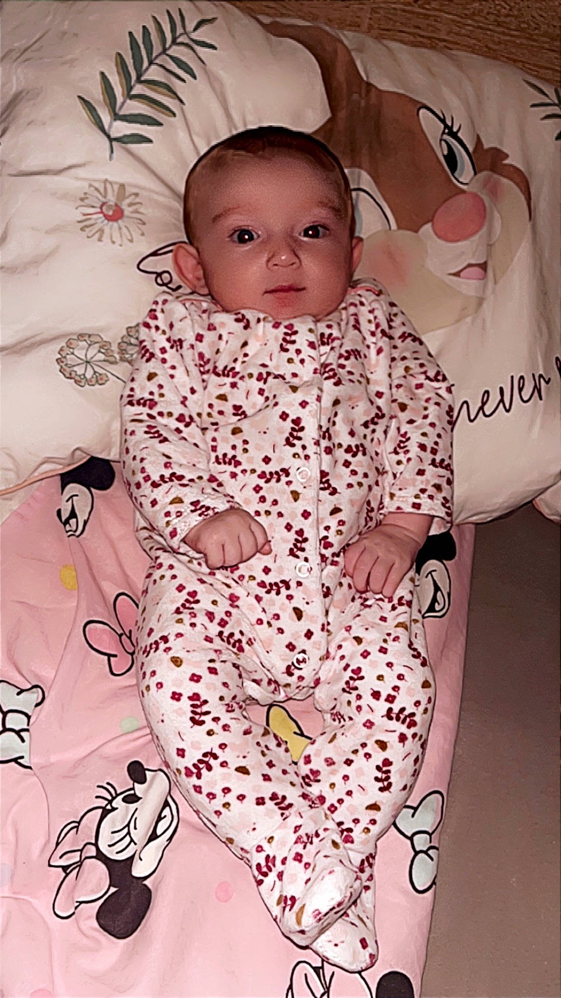 Louna participe au concours pour gagner de l'argent avec cette photo : art, baby, baby_products, baby_toddler_clothing, cheek, child, comfort, facial_expression, gesture, happy, linens, neck, pattern, peach, person, pink, sleeve, t_shirt, textile, toddler