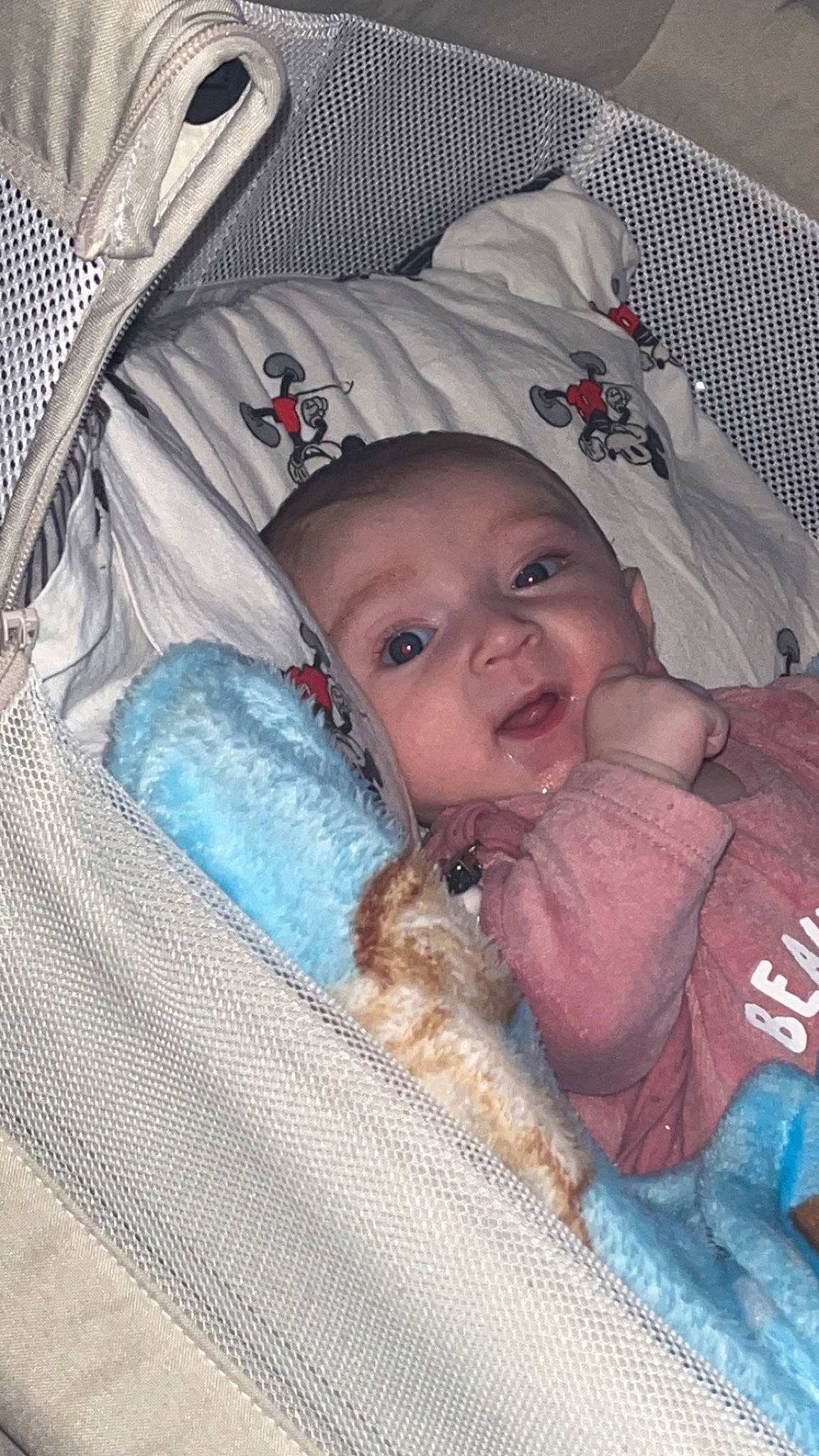 Louna participe au concours pour gagner de l'argent avec cette photo : baby, baby_carriage, baby_products, baby_toddler_clothing, cheek, child, comfort, event, eye, face, fun, happy, infant_bed, iris, linens, person, product, skin, smile, textile