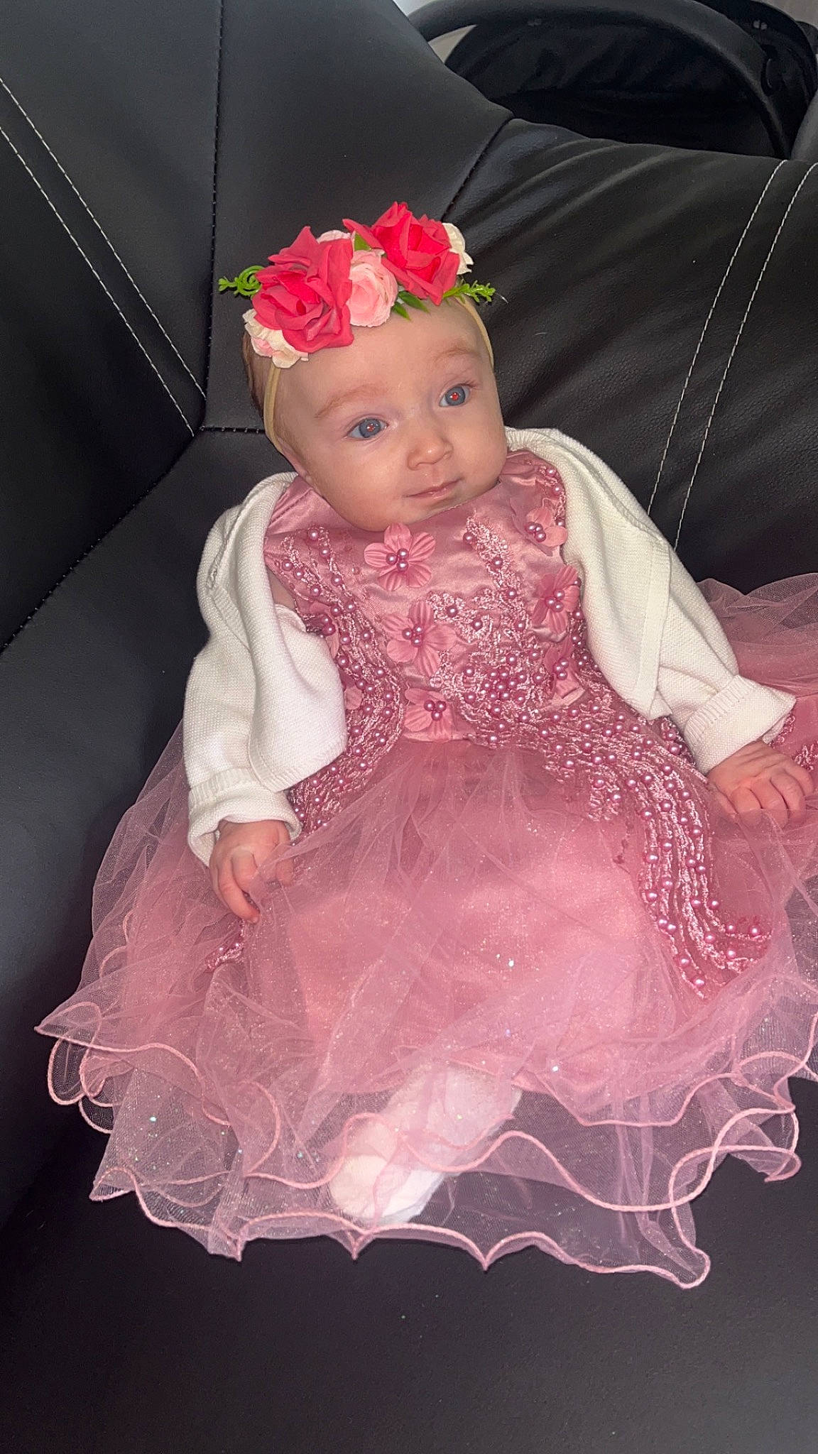 Louna a rejoint le concours — aidez-le/la à gagner de superbes lots ! baby, baby_toddler_clothing, cheek, day_dress, dress, embellishment, fashion_accessory, flower, hair_accessory, headband, headgear, headpiece, headwear, iris, magenta, pattern, peach, person, pink, ruffle