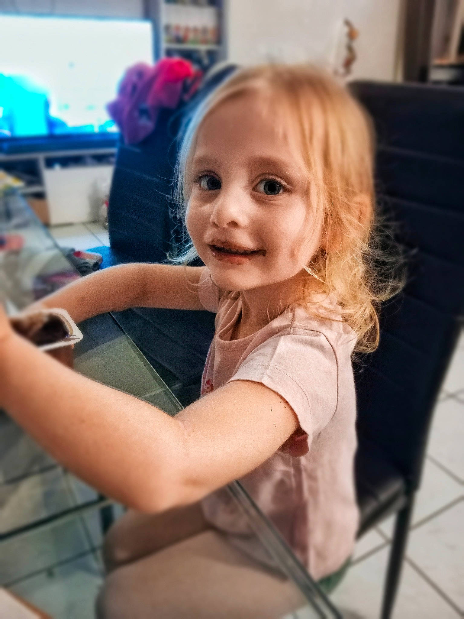 Eileen participe au concours pour gagner de l'argent avec cette photo : blond, chair, child, child_model, elbow, electric_blue, flooring, fun, hair_coloring, happy, human_leg, leisure, person, picture_frame, portrait_photography, room, sitting, smile, t_shirt, toddler