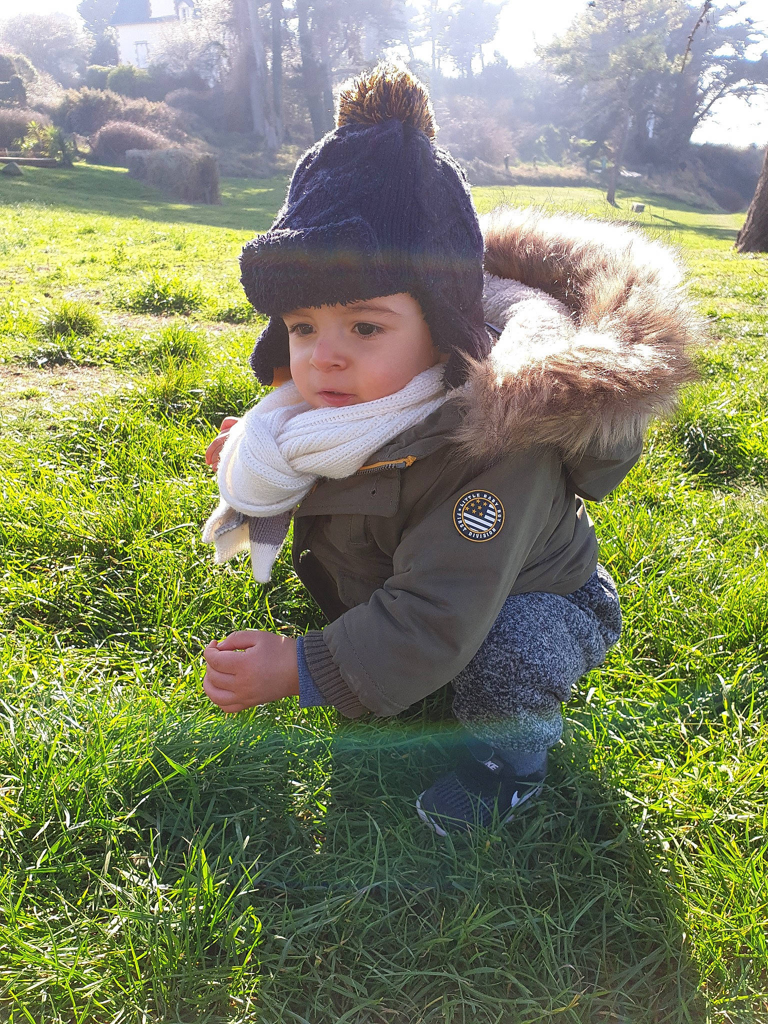 Sayan a rejoint le concours — aidez-le/la à gagner de superbes lots ! baby, botany, child, fun, grass, grass_family, grassland, hat, headgear, lawn, leaf, meadow, mountain, person, plant, play, sitting, smile, toddler, tree