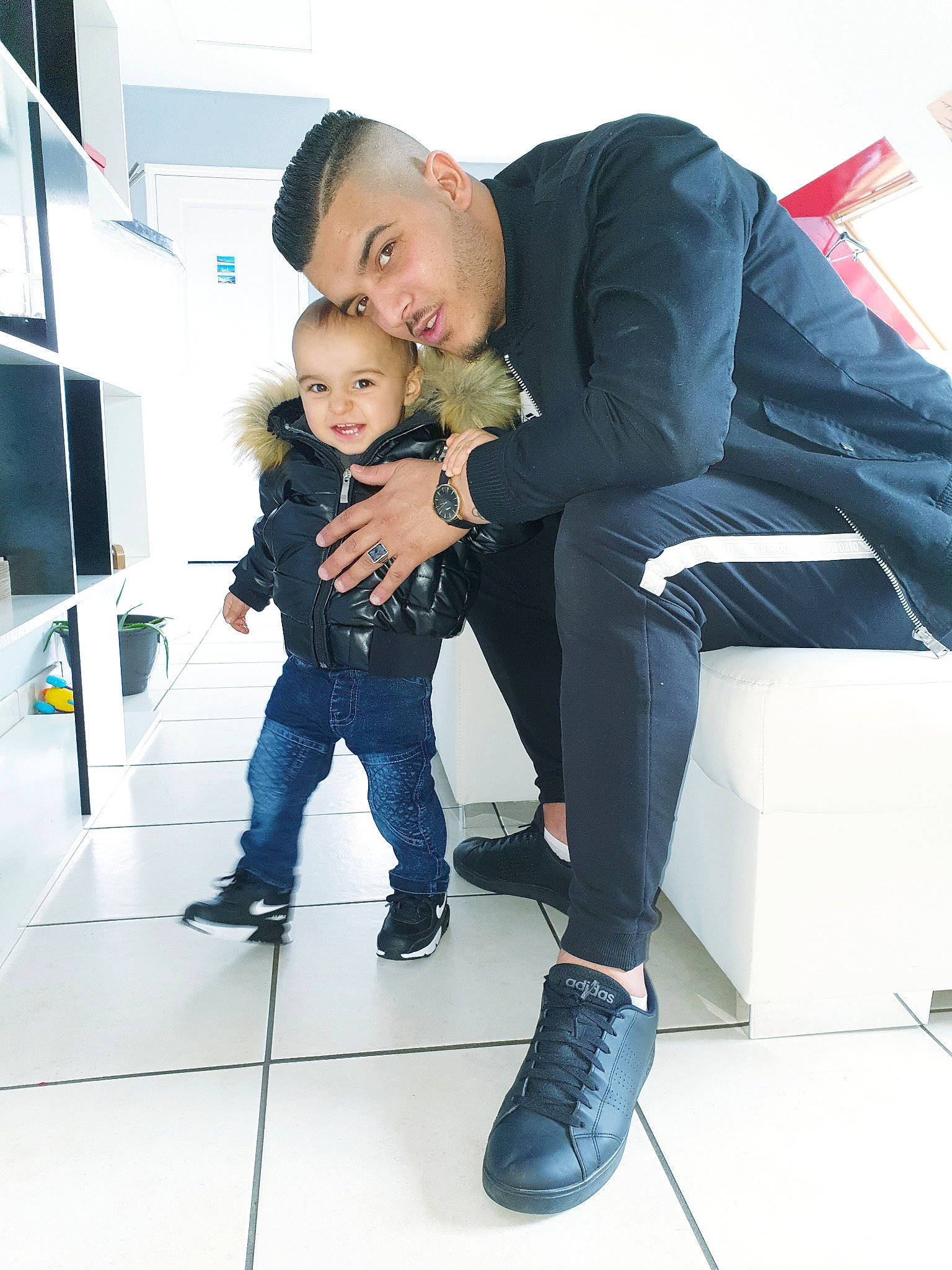 Sayan participe au concours pour gagner de l'argent avec cette photo : black, black_hair, cheek, child, cool, daughter, electronic_device, footwear, fun, jacket, jeans, joy, leg, male, person, photography, shoe, sitting, smile, snapshot