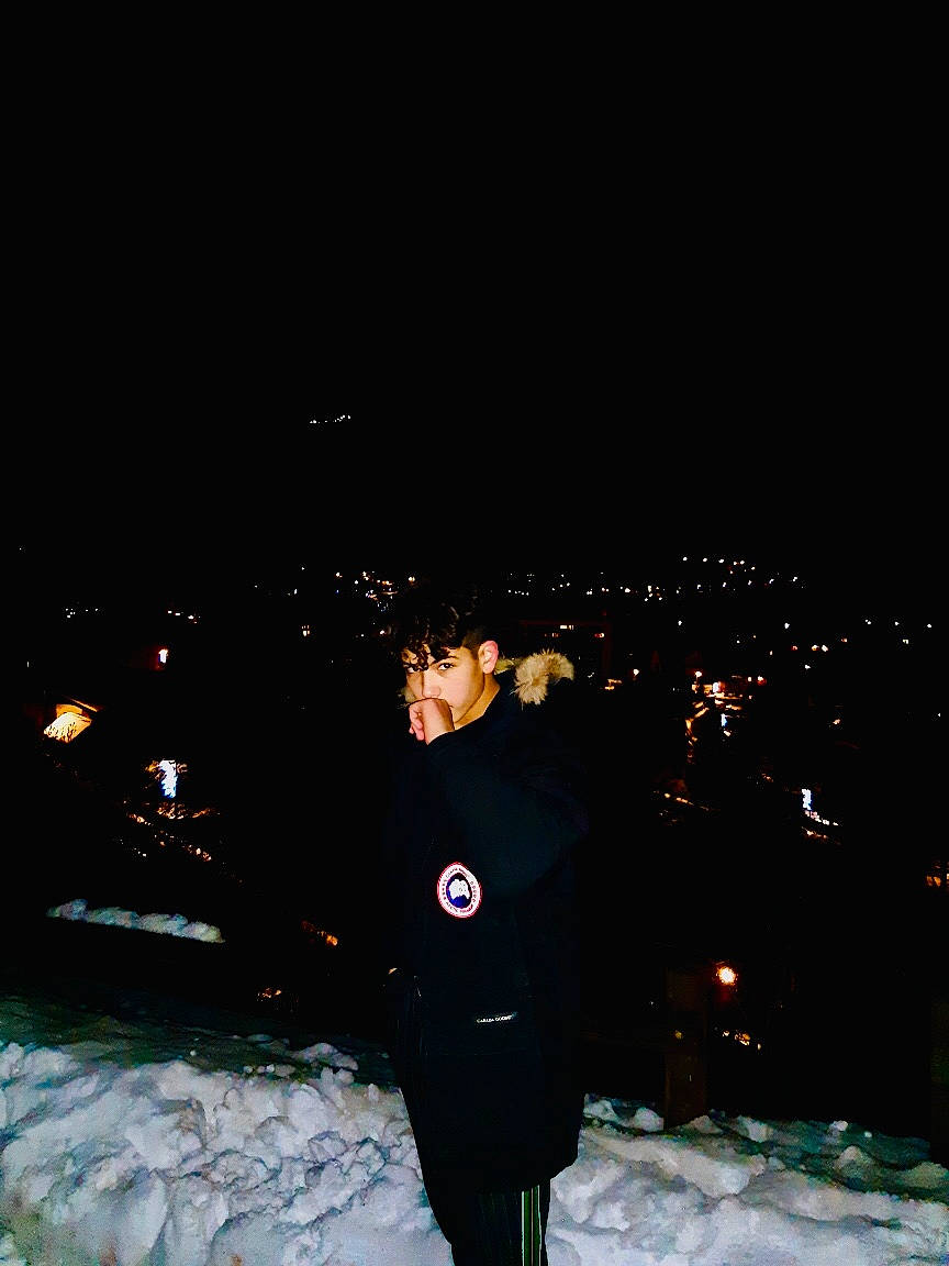 Romeo a rejoint le concours — aidez-le/la à gagner de superbes lots ! city, darkness, event, fir, flash_photography, formal_wear, freezing, fun, fur, holiday, jacket, luggage_and_bags, midnight, night, overcoat, person, recreation, sky, snow, standing