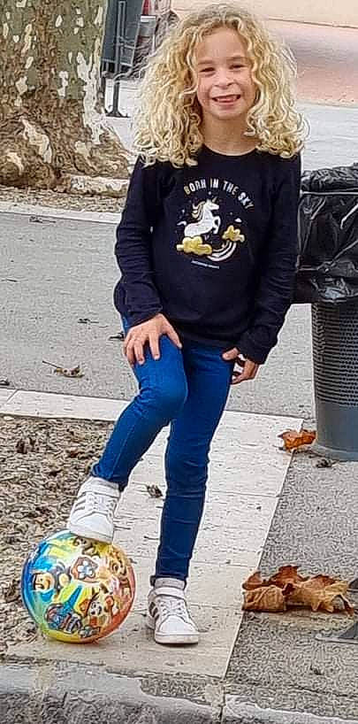 Elena a rejoint le concours — aidez-le/la à gagner de superbes lots ! ball, clothing, denim, electric_blue, eyewear, football, joy, leg, person, photograph, shoe, sleeve, sneakers, soccer, sportswear, street_fashion, t_shirt, thigh, waist, waste_container