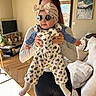 Louise a rejoint le concours — aidez-le/la à gagner de superbes lots ! baby, child, adult, sunglasses, headband, romper, blue_shirt, living_room, couch, pillow, person, wood_floor, window, plant, decor, home_interior, holding, fashion, indoor, casual
