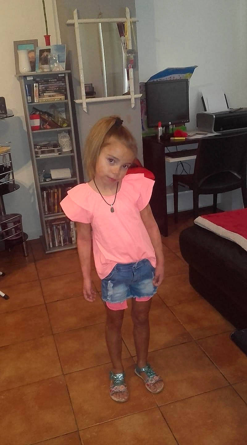 Noëlly a rejoint le concours — aidez-le/la à gagner de superbes lots ! blurred, child, floor, flooring, fun, joint, leg, person, shoulder, standing