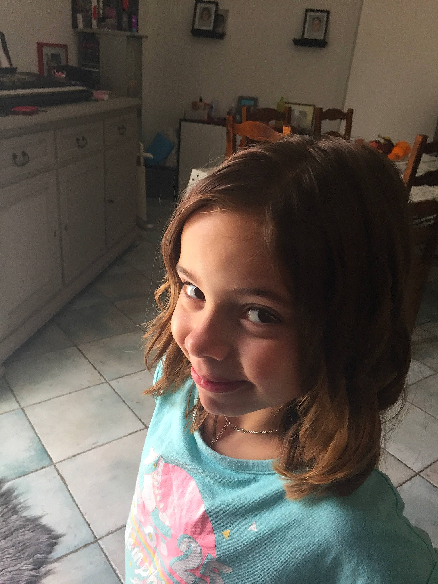 Noëlly participe au concours pour gagner de l'argent avec cette photo : beauty, black_hair, brown_hair, child, chin, eyebrow, face, forehead, hair, hair_coloring, hairstyle, head, jaw, lip, long_hair, nose, person, room, selfie, shoulder