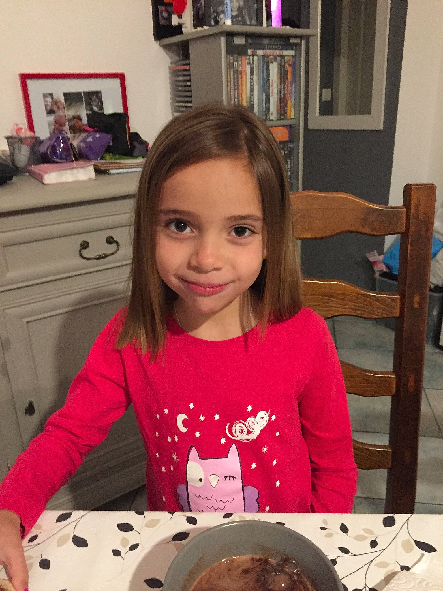 Noëlly participe au concours pour gagner de l'argent avec cette photo : baked_goods, baking, birthday, brown_hair, cake, cake_decorating, child, chocolate_cake, dessert, face, food, joy, party, person, table, toddler