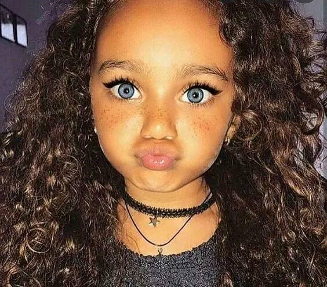 Iliana a rejoint le concours — aidez-le/la à gagner de superbes lots ! black, cheek, chin, cool, ear, eye, eyebrow, eyelash, face, forehead, hair, human_body, iris, jaw, jheri_curl, lip, neck, nose, organ, person