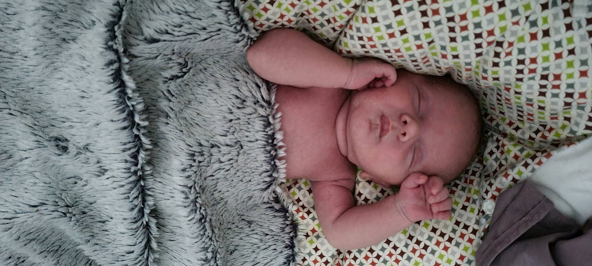 Alézio participe au concours pour gagner de l'argent avec cette photo : art, baby, baby_products, baby_sleeping, baby_toddler_clothing, bedding, bedtime, comfort, face, finger, grass, hand, linens, mammal, nap, pattern, person, skin, sleeve, toddler