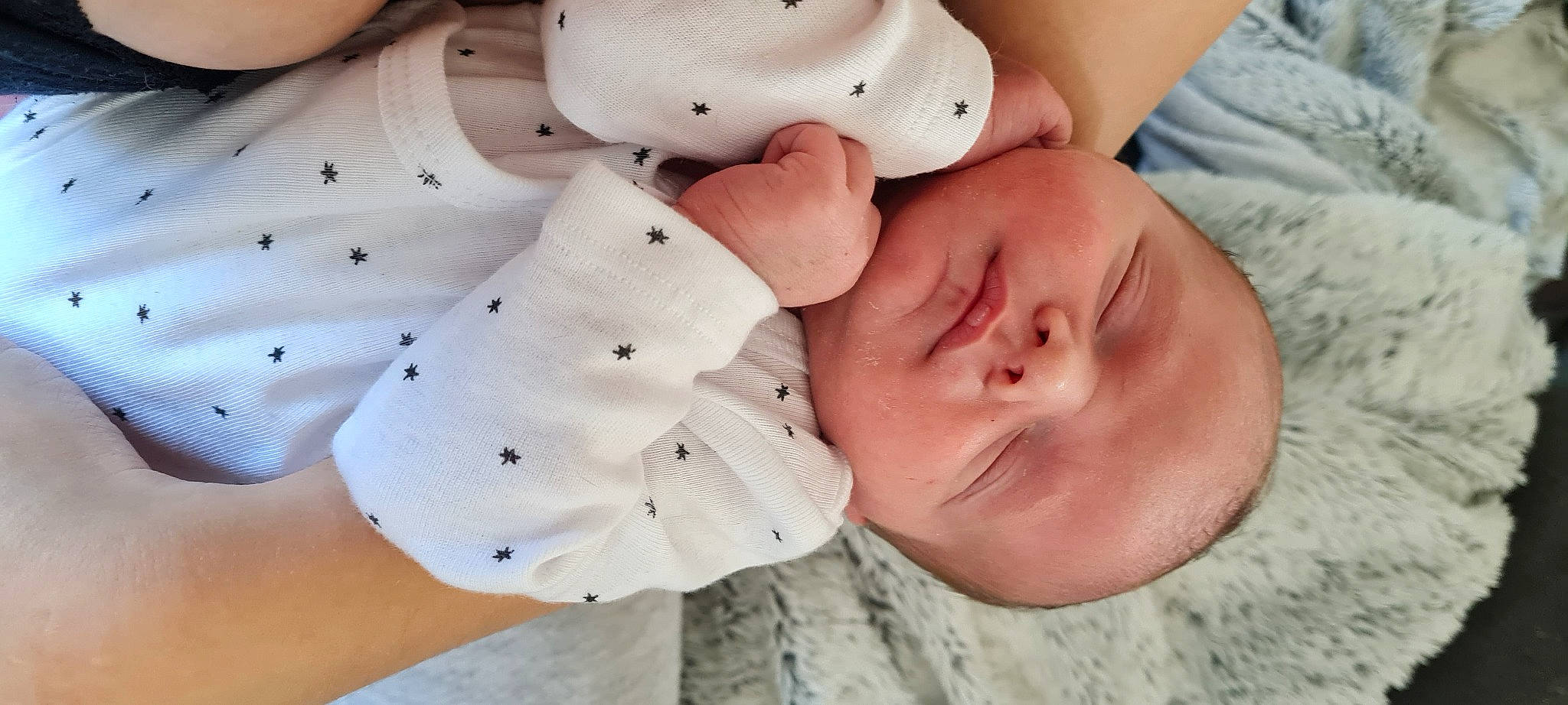 Alézio a rejoint le concours — aidez-le/la à gagner de superbes lots ! baby, baby_toddler_clothing, cheek, chest, child, collar, comfort, eyelash, face, finger, gesture, happy, head, human_body, neck, nose, person, skin, sleeve, textile