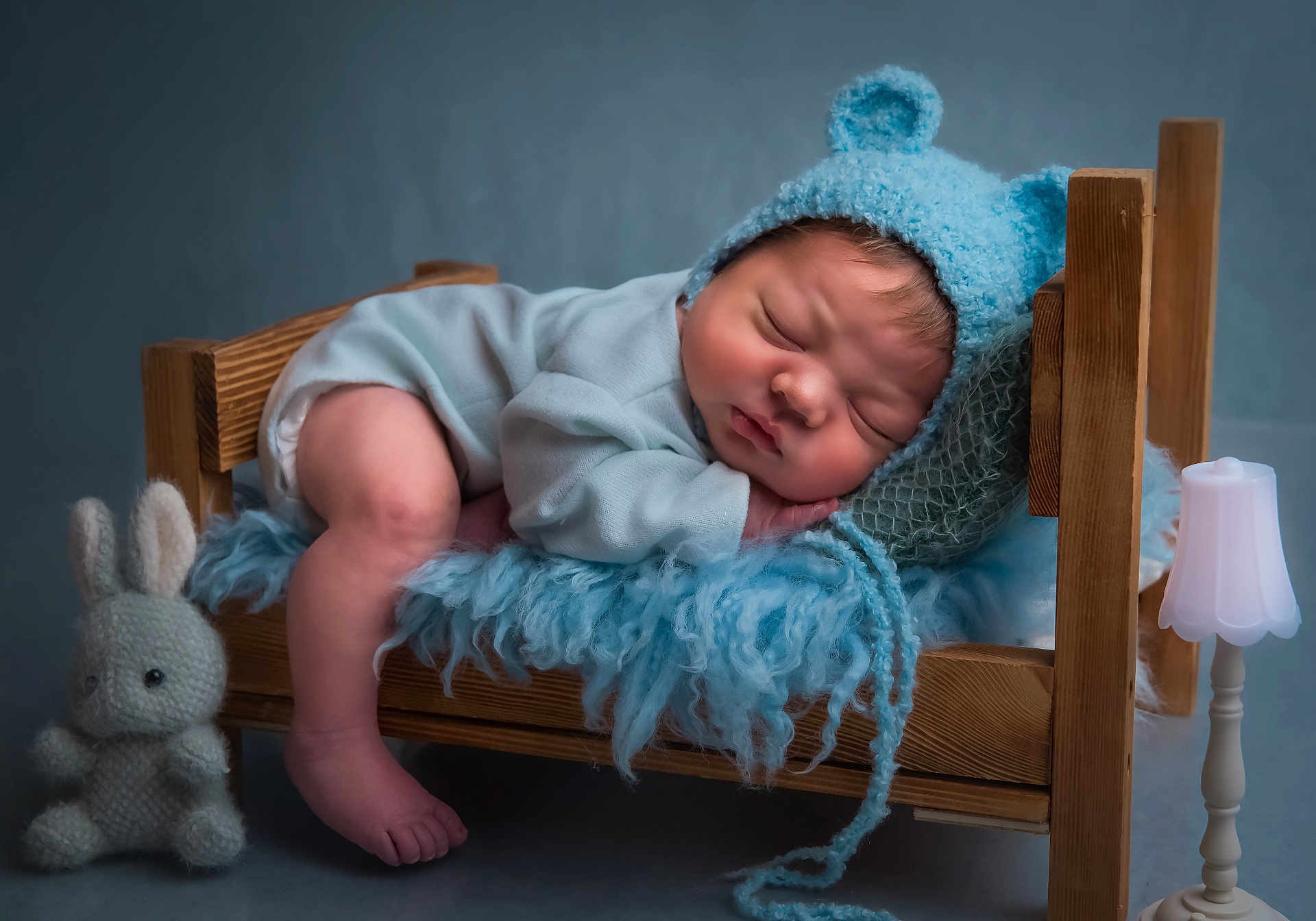 Lyam participe au concours pour gagner de l'argent avec cette photo : baby, bed, blanket, bonnet, clothing, crib, cushion, face, furniture, hat, head, homedecor, infantbed, lamp, newborn, person, photography, portrait, sleeping, toy