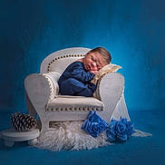 Lyam a rejoint le concours — aidez-le/la à gagner de superbes lots ! armchair, baby, chair, crib, cushion, face, flower, flowerarrangement, flowerbouquet, furniture, head, homedecor, infantbed, newborn, person, photography, plant, portrait, rose, sitting