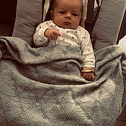 Khalis a rejoint le concours — aidez-le/la à gagner de superbes lots ! baby, infant, blanket, baby_seat, face, person, indoors, clothing, cushion, floor, tile, hand, headrest, seated, expressionless, newborn, soft_texture, babywear, comfort, resting