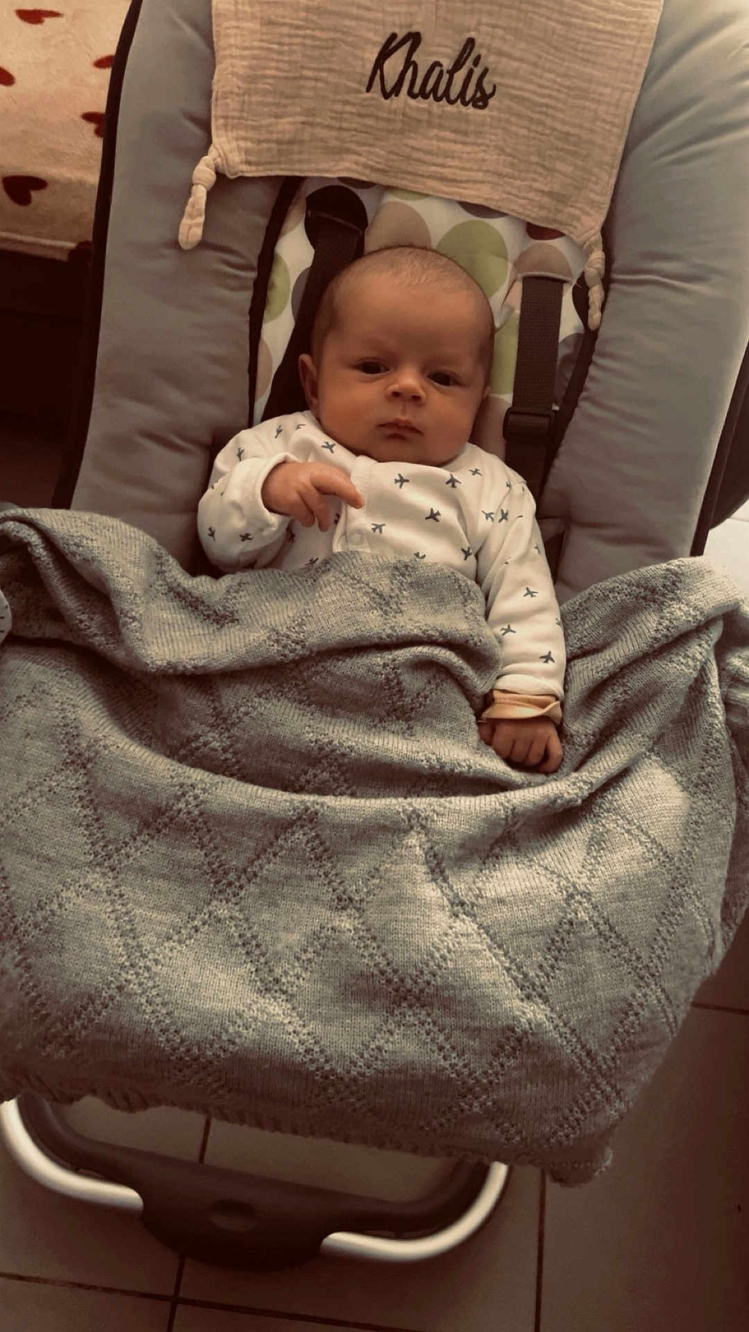 Khalis a rejoint le concours — aidez-le/la à gagner de superbes lots ! baby, infant, blanket, baby_seat, face, person, indoors, clothing, cushion, floor, tile, hand, headrest, seated, expressionless, newborn, soft_texture, babywear, comfort, resting