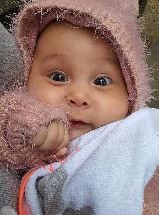 Yuna a rejoint le concours — aidez-le/la à gagner de superbes lots ! cap, cheek, child, chin, doll, eye, eyebrow, eyelash, happy, head, iris, lip, mammal, nose, outerwear, person, skin, textile, toy, wool