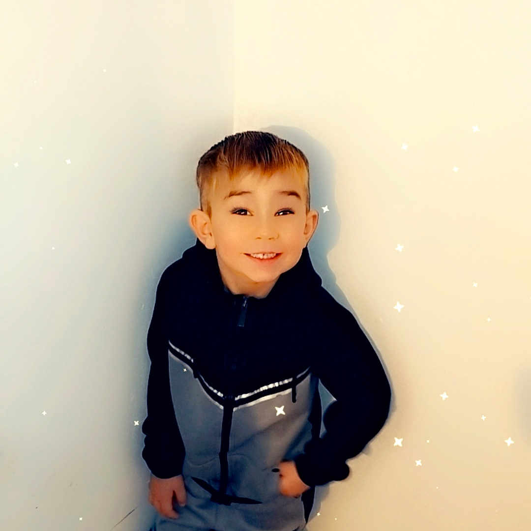 Tymerio participe au concours pour gagner de l'argent avec cette photo : bodypart, boy, child, clothing, coat, face, finger, hand, happy, head, jacket, jeans, longsleeve, male, pants, person, photography, portrait, sleeve, smile