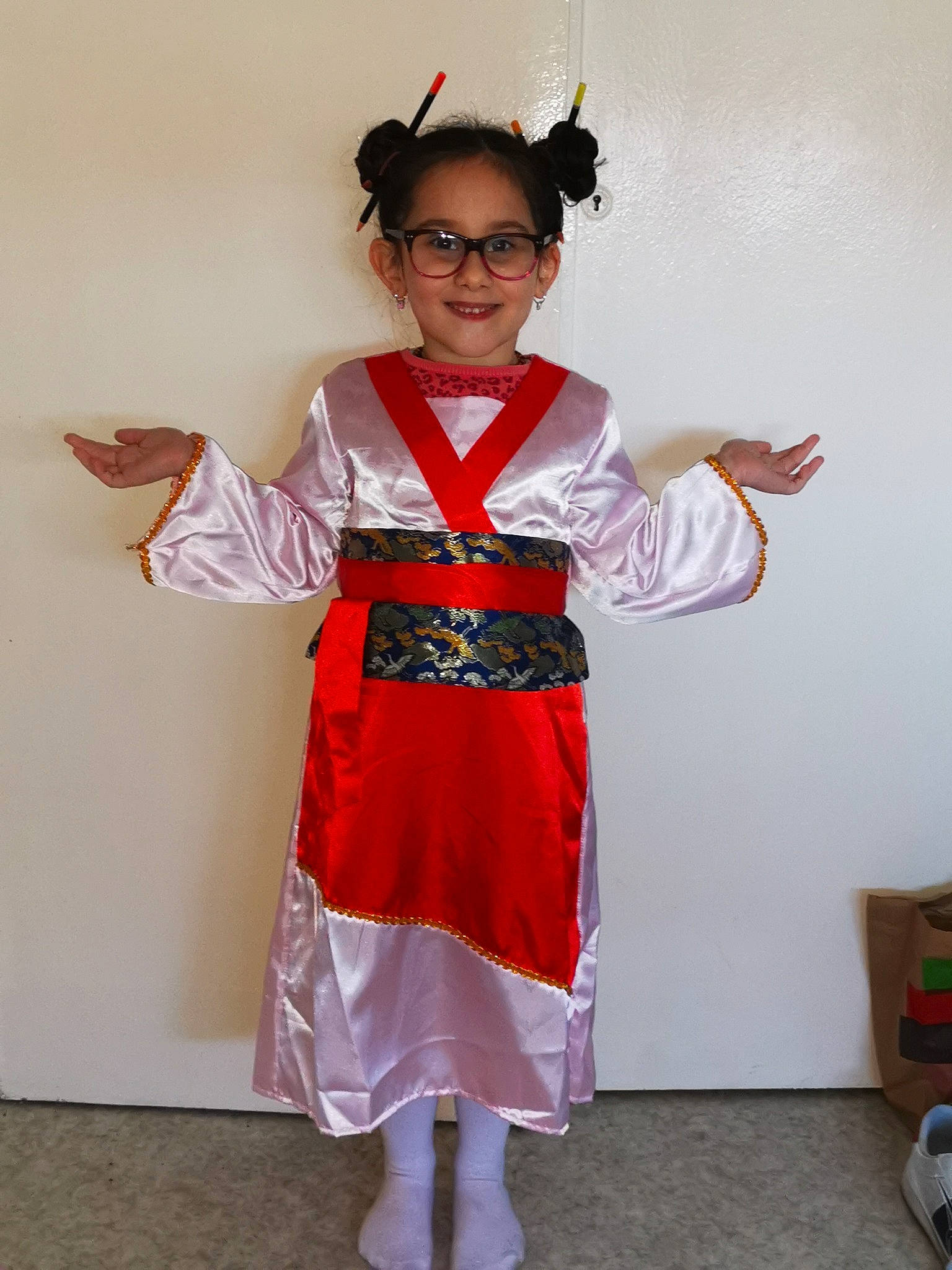 émilie participe au concours pour gagner de l'argent avec cette photo : clothing, costume, joy, kimono, person