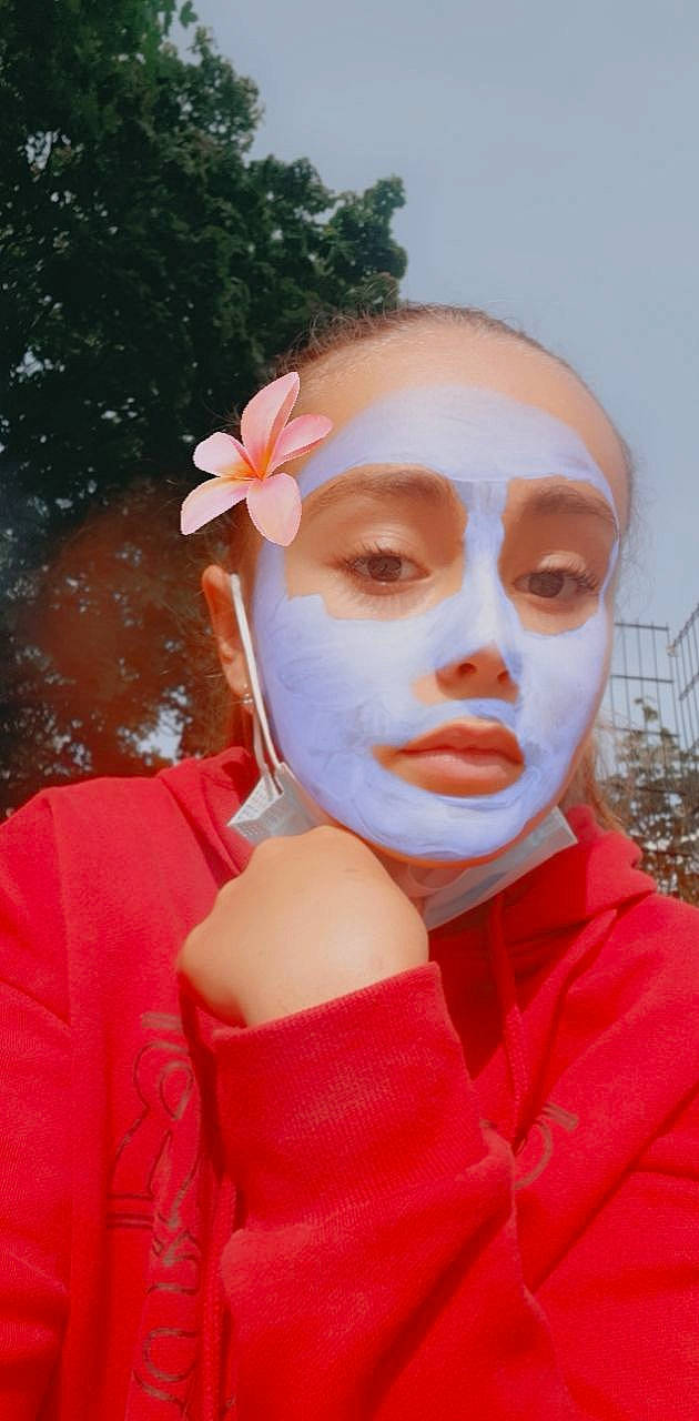 Ilona participe au concours pour gagner de l'argent avec cette photo : chin, cool, event, eye, eyebrow, eyelash, eyewear, forehead, fun, hairstyle, happy, head, headgear, jaw, lip, mouth, neck, orange, performing_arts, person