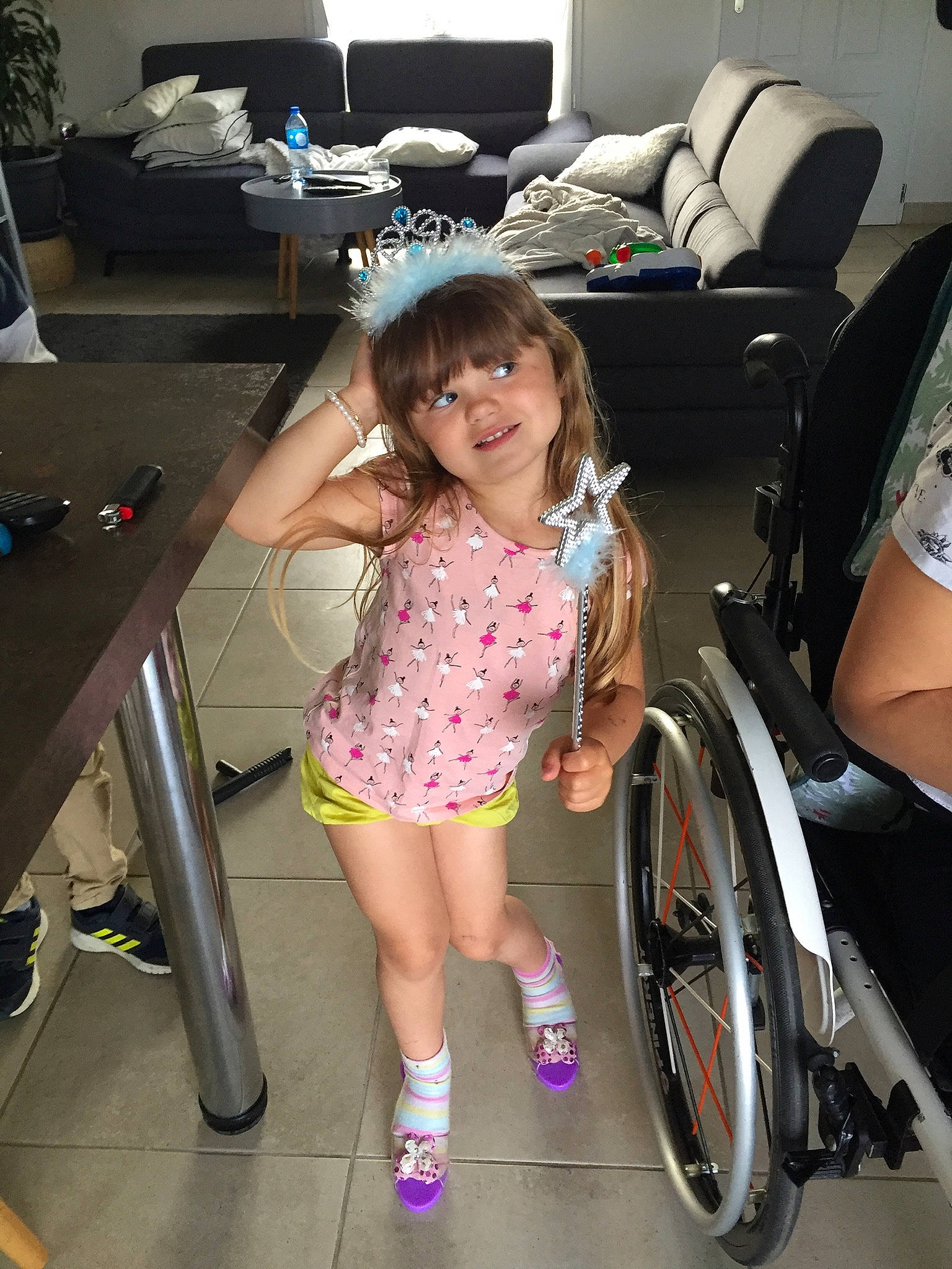 Elvy participe au concours pour gagner de l'argent avec cette photo : automotive_design, automotive_tire, chair, dress, event, fun, furniture, hairstyle, human_body, human_leg, joy, leg, person, rim, sandal, shorts, smile, standing, thigh, tire