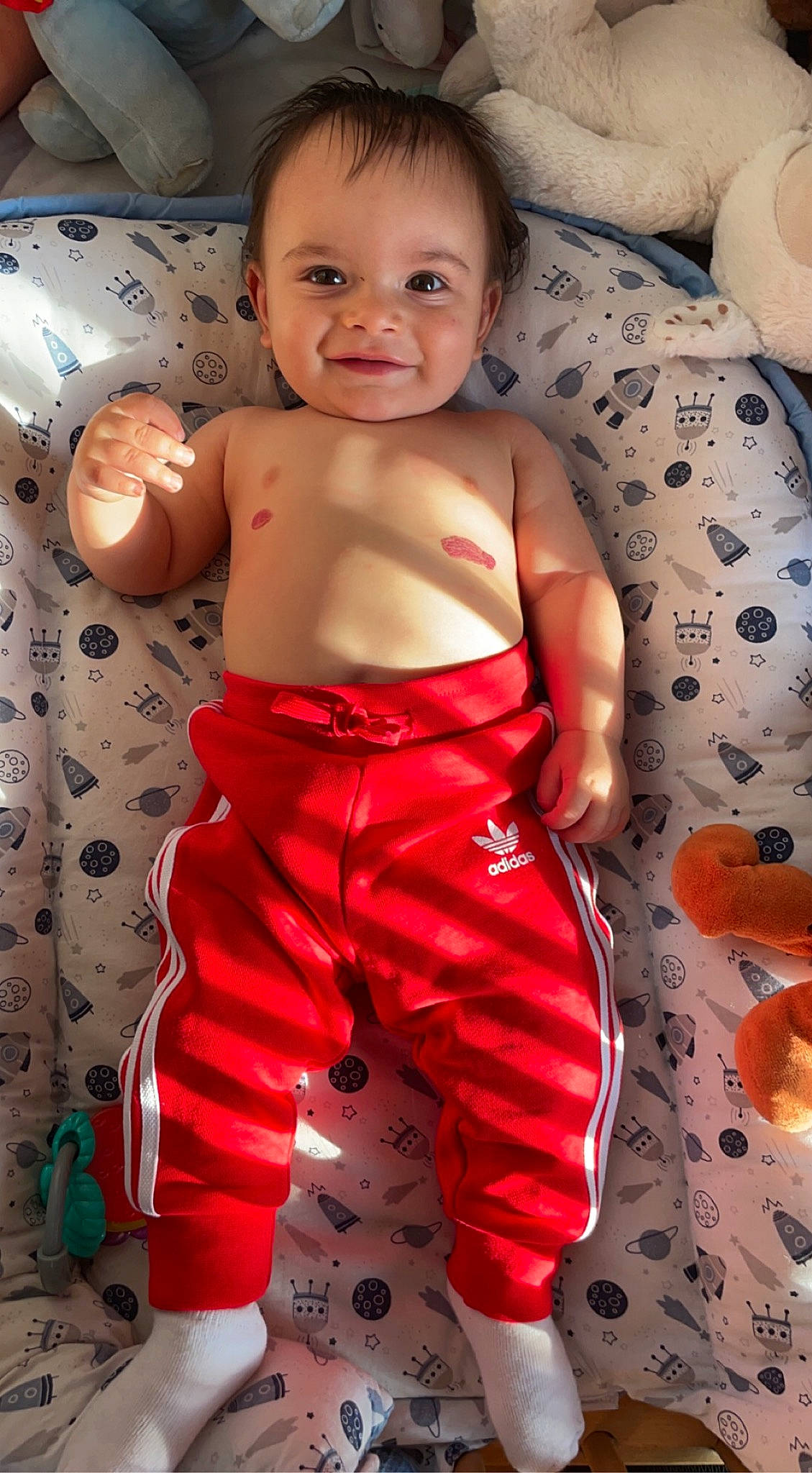 Naël a rejoint le concours — aidez-le/la à gagner de superbes lots ! baby_toddler_clothing, cheek, chest, eye, face, hairstyle, happy, head, joy, leg, muscle, person, pink, shoulder, skin, sleeve, smile, standing, textile, thigh