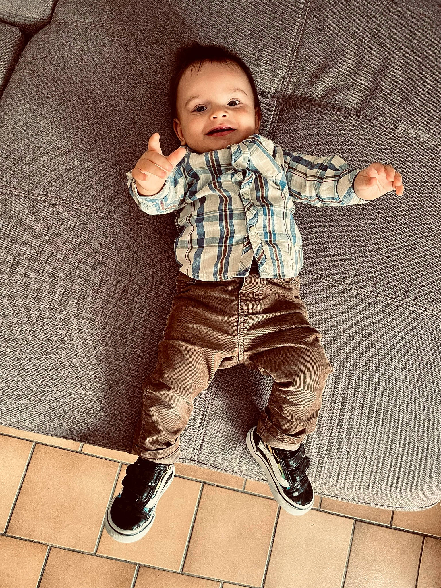 Naël a rejoint le concours — aidez-le/la à gagner de superbes lots ! baby, baby_toddler_clothing, collar, cool, dress_shirt, face, flash_photography, footwear, gesture, happy, joint, leg, person, shirt, shoe, sleeve, sneakers, t_shirt, toddler, waist